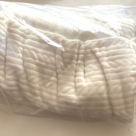 White Fleece Soft Fabric One Big Piece of Material 2 Meters Sewing Quilting - Picture 5 of 5